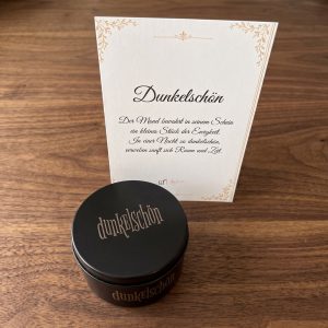 Poetische Geschenke Angebote Dunkelschön Kerze in Metalldose